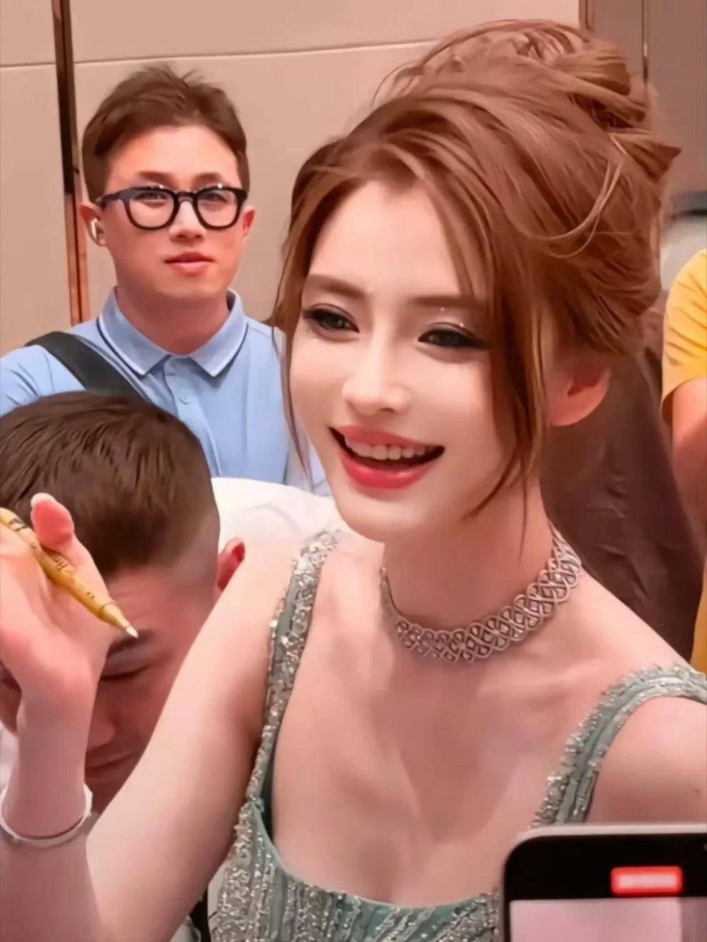 毕竟,当年的ab可是靠日系芭比颜横扫宅男市场,浅棕美瞳 全包眼线 蜜桃