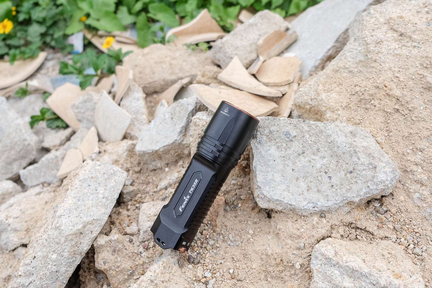 碾压级亮度，5800流明+610米远射程，这款战术手电让黑夜无所遁形