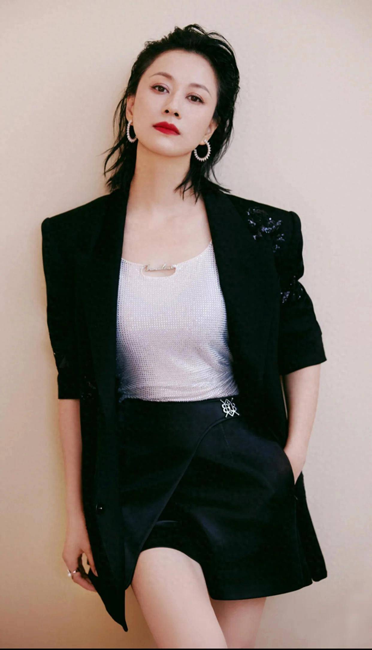 同济大学毕业,中国内地影视女演员,荣获"全国十大广告模特明星"