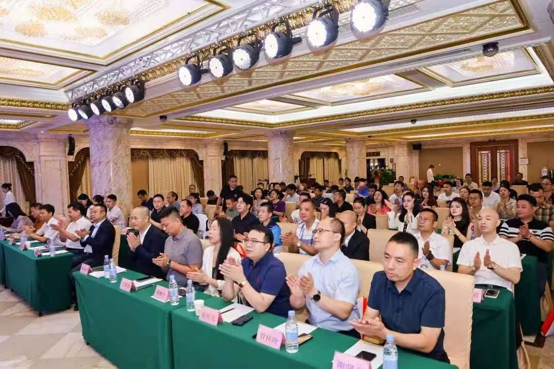 祝贺钟国辉同志当选广东省计算机用户协会第八届理事会会长