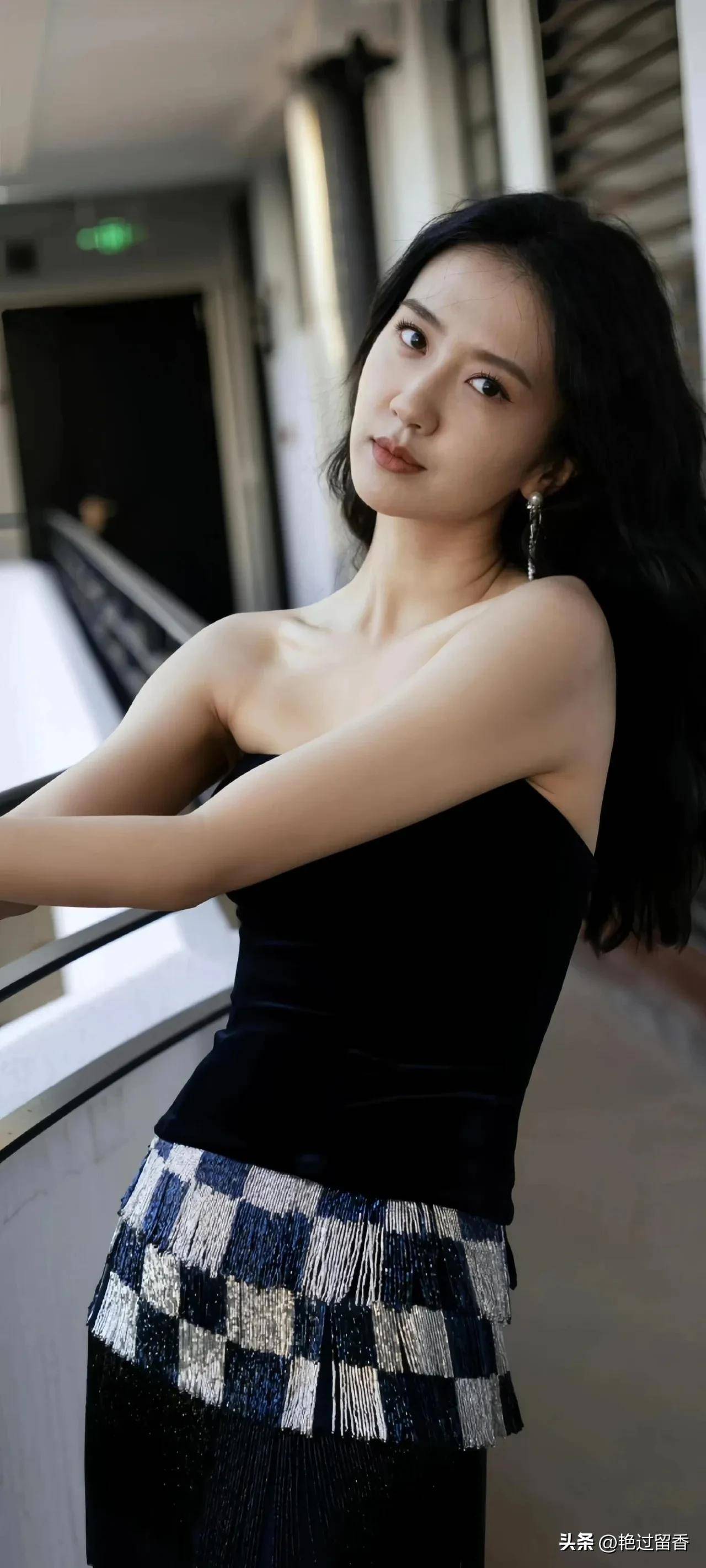 许龄月:阴天里也能"自带光芒"的魅力女神