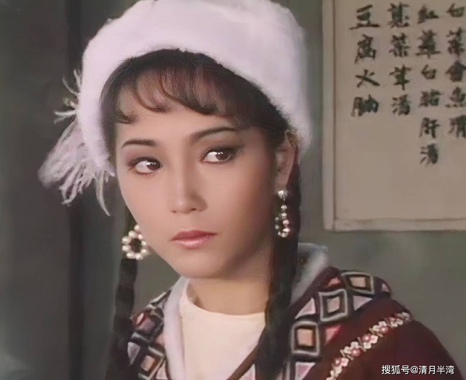 脸型圆润,五官清秀,少女时期有充沛的胶原蛋白包裹,苑琼丹那张脸粉雕