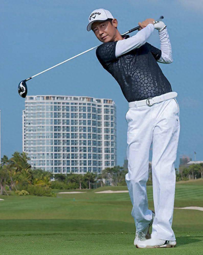 王志文高尔夫风采：59岁精神焕发，与粉丝热情互动