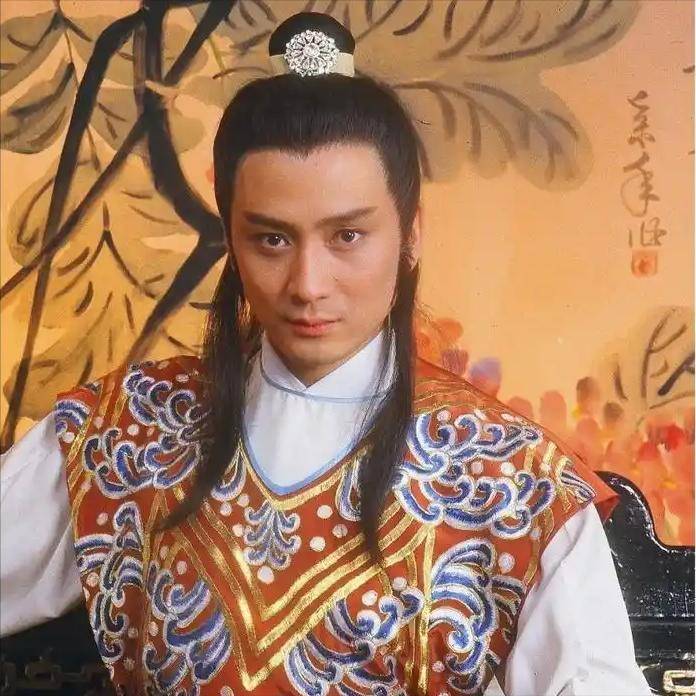 青岛比香港好太多!66岁汤镇业现状,定居青岛近20年,曾情路坎坷