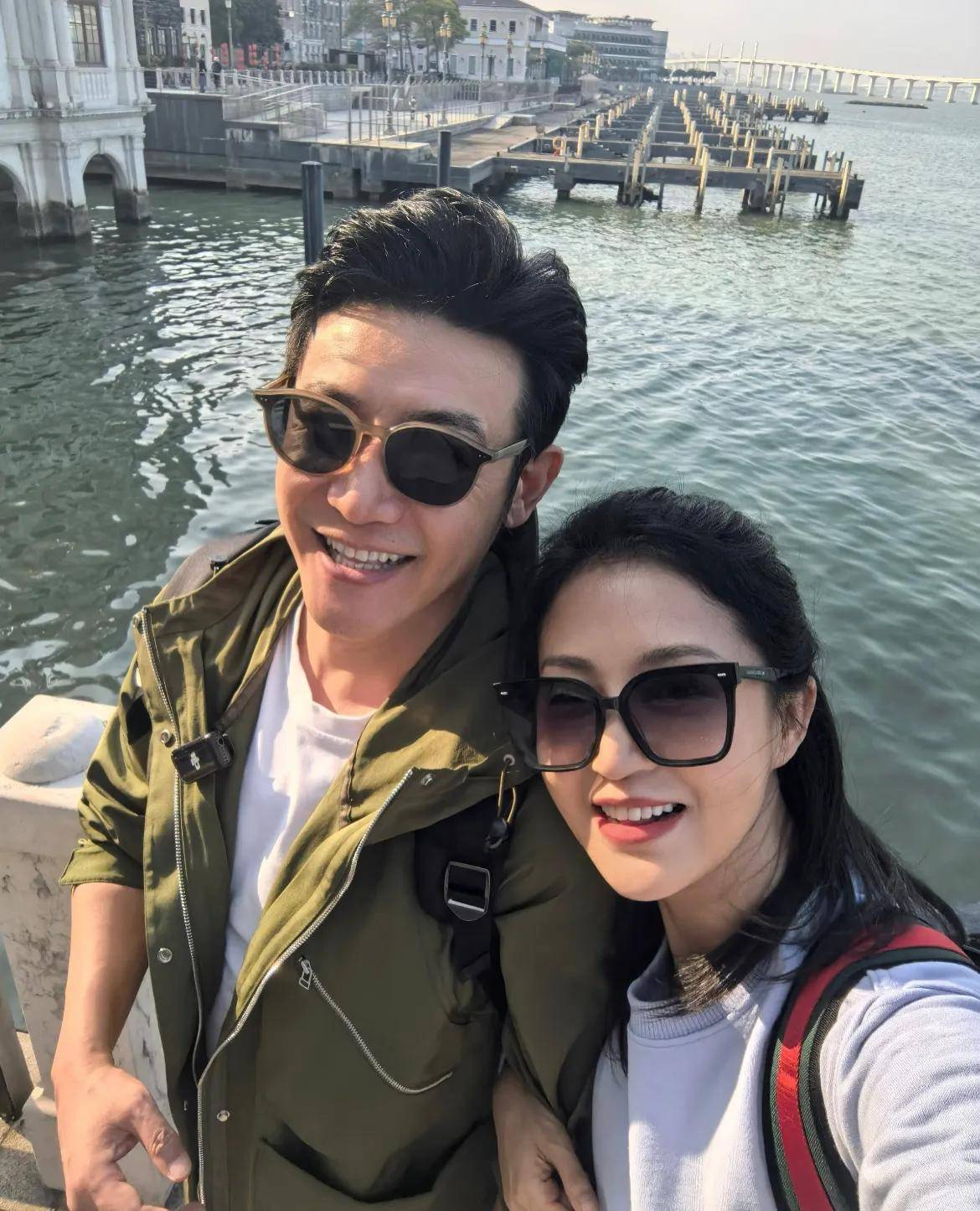 陆毅鲍蕾一家四口与郭京飞鲍莉一家三口同框逛街,13岁儿子罕见露面