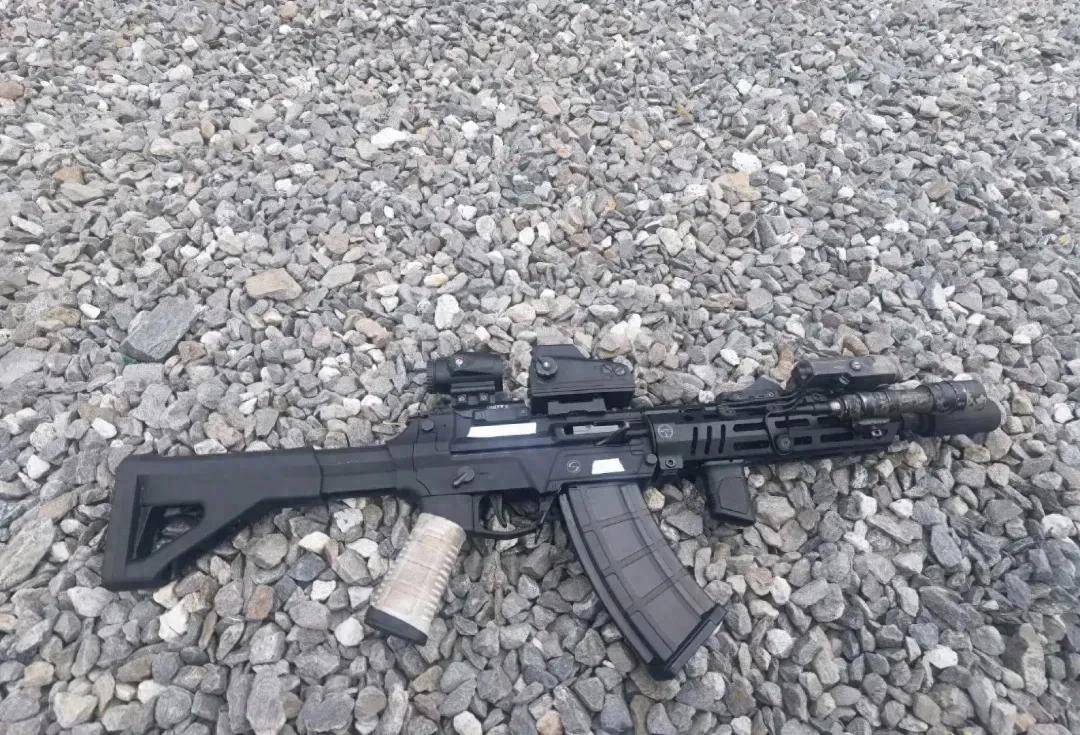 国产qbz191突击步枪"长戟"战术护木套件亮相,战术适应显著提升