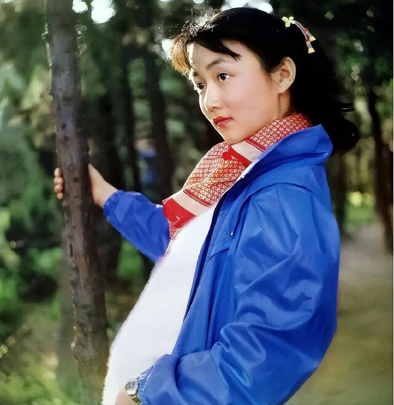 演员罗燕现状:68岁优雅知性,住美国豪宅,事业家庭双丰收