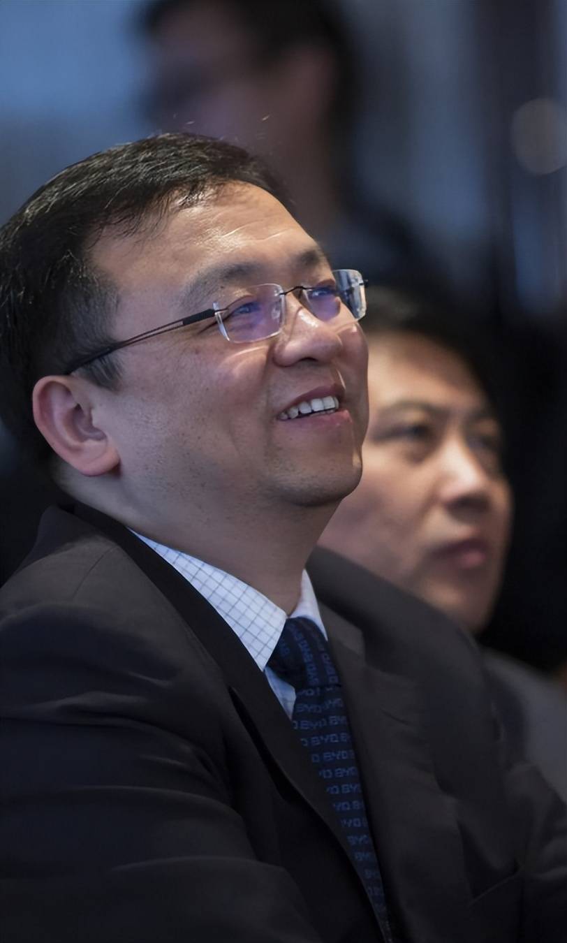 表弟成中国首富后,大手笔还了他1000亿