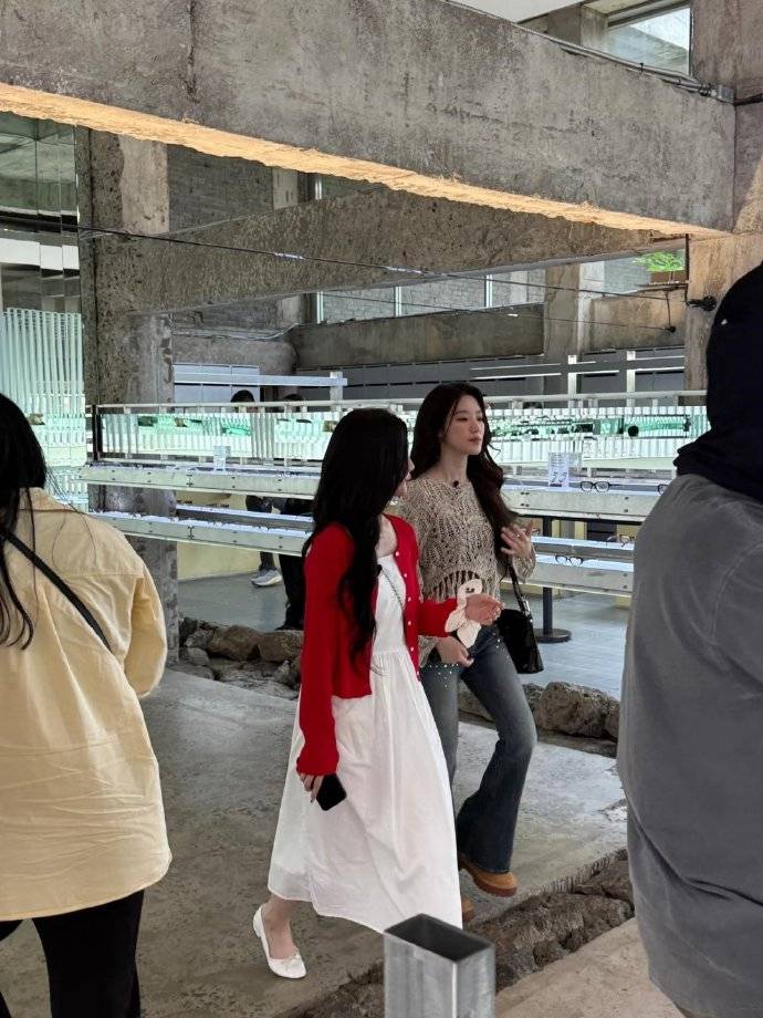 济州岛偶遇叶舒华登上热搜，网友：“女团门面名副其实” 插图9