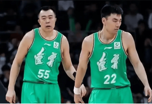 辽宁全运队抵达备战地冲三连冠，郭艾伦张镇麟缺阵，李晓旭迎35岁生日​
