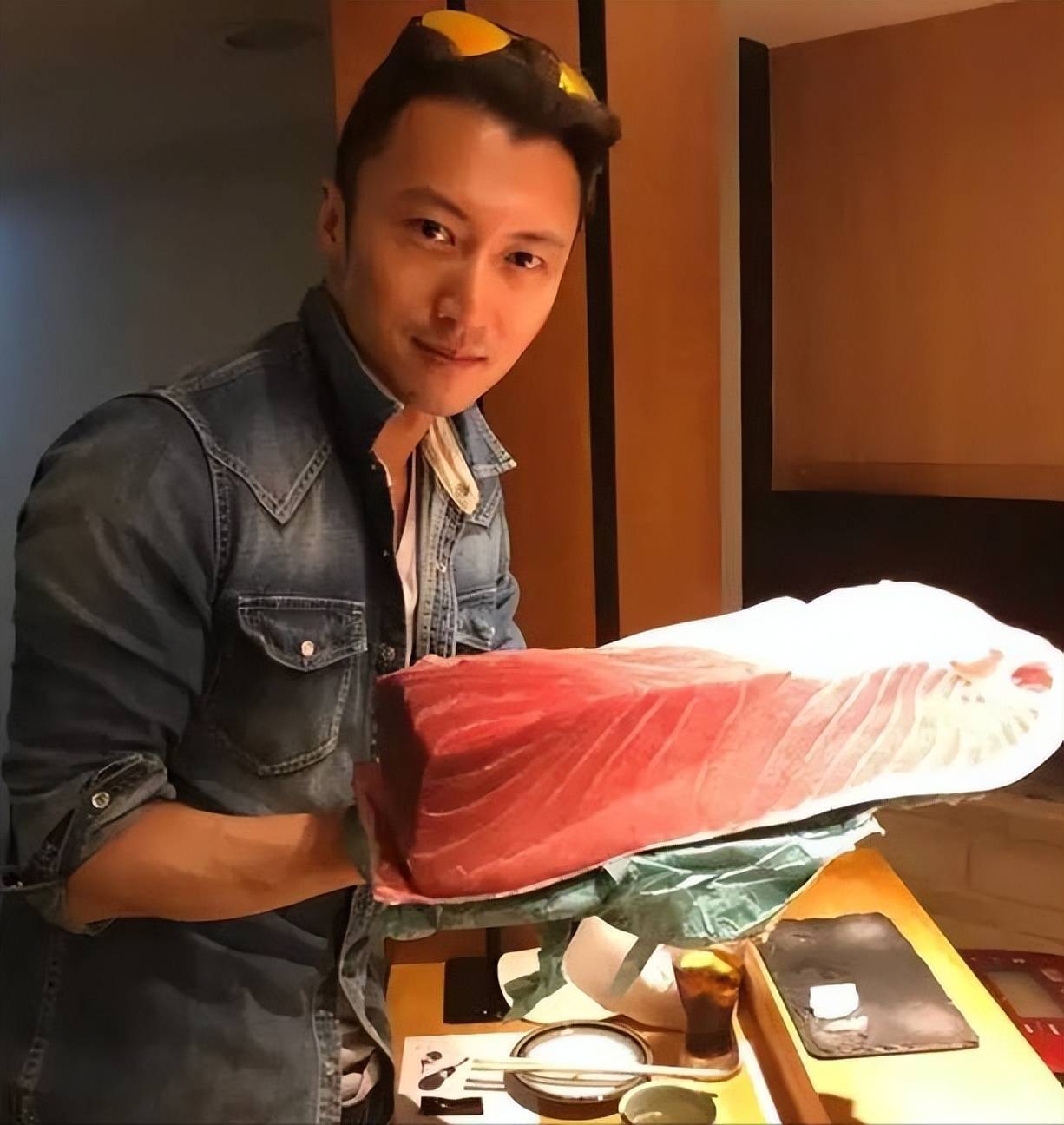 45岁谢霆锋现身长沙探访湘菜馆脸小似少年身高引调侃