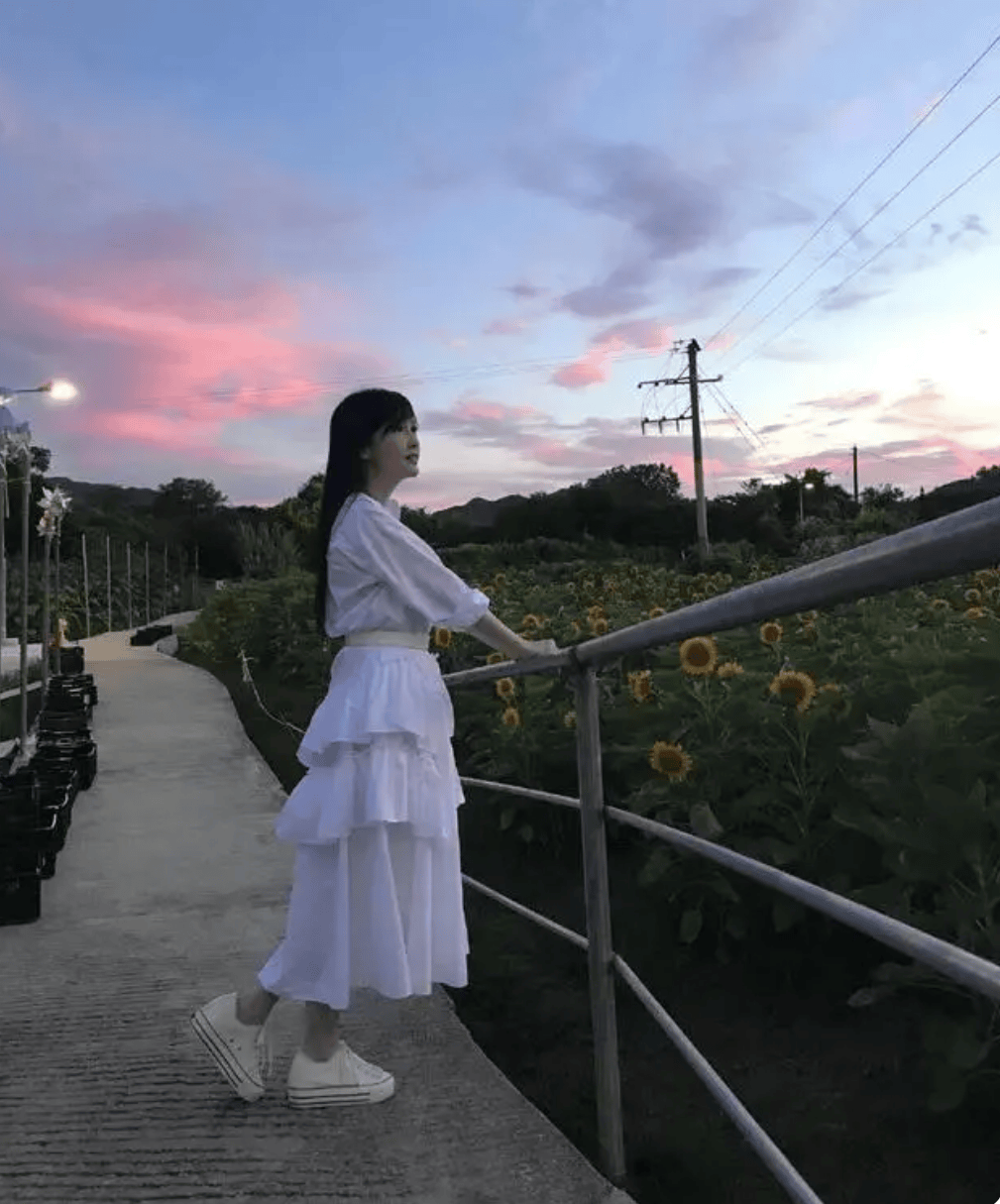 惊艳了!周慧敏齐刘海配抹胸裙美出圈,56岁未生小孩身材竟如此火辣