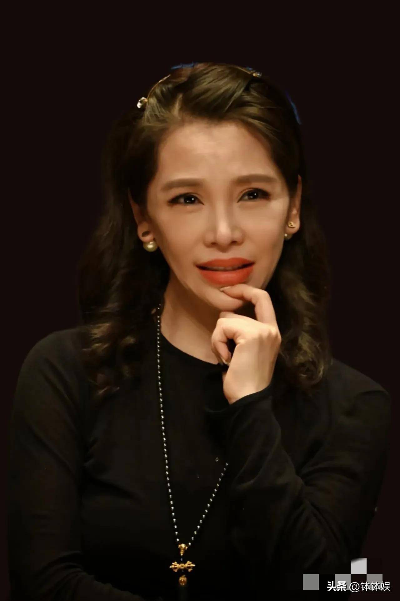 51岁依旧冻龄,浓密头发引猜测,同行女引热议