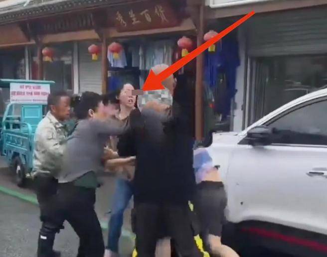 不吃饭停车就要挨打?饭店5人围殴游客,知情者发声,真相大反转