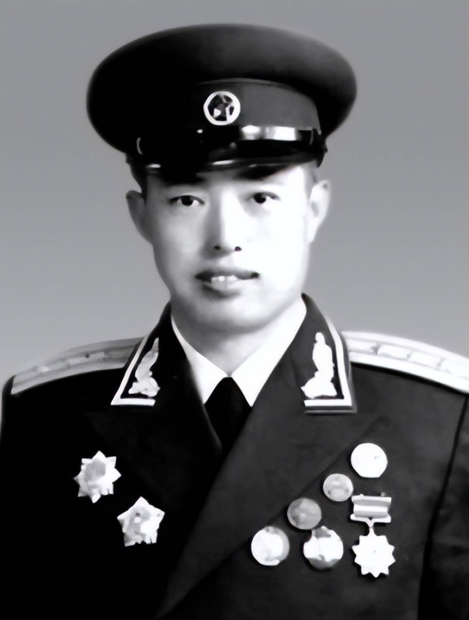 他因病不满足军衔晋升要求,45岁离休,成最年轻休养员,休养45年