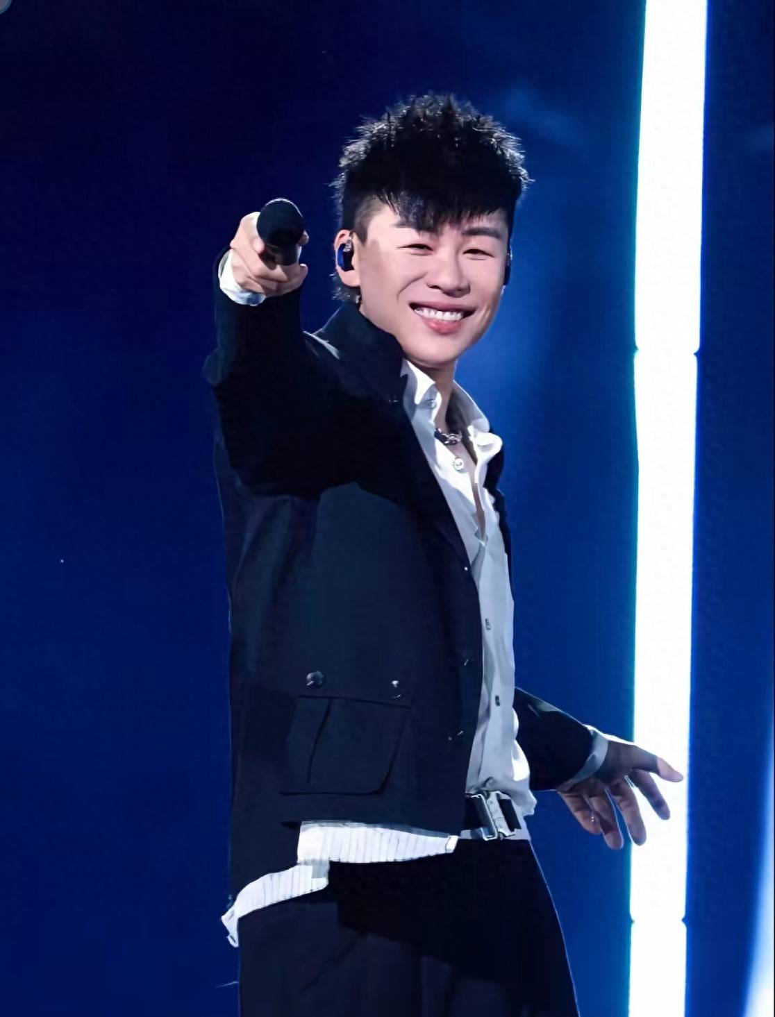 胡彦斌吃饭被偶遇,主动买单送签名,与粉丝挽手合照,私下人很好