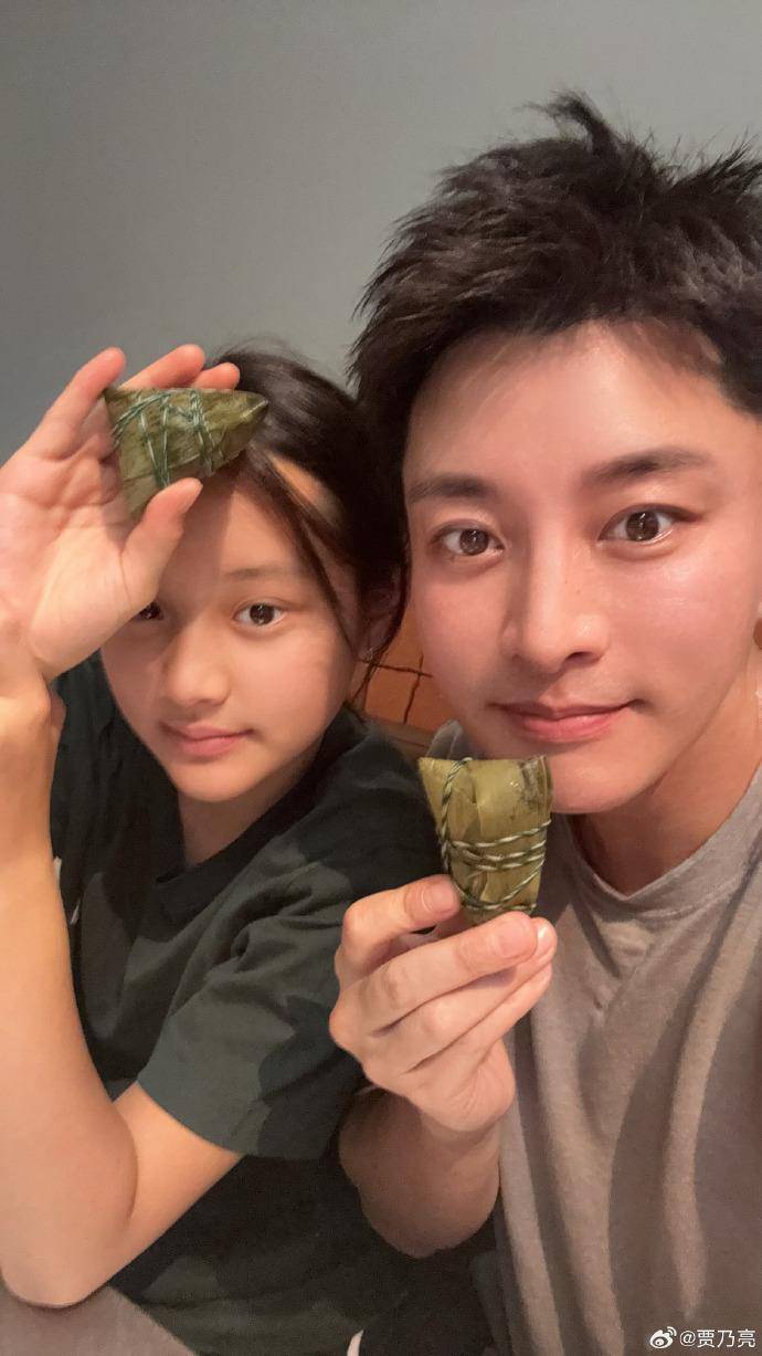 李小璐晒照引热议,细节暴露端倪,疑似与贾乃亮复合?