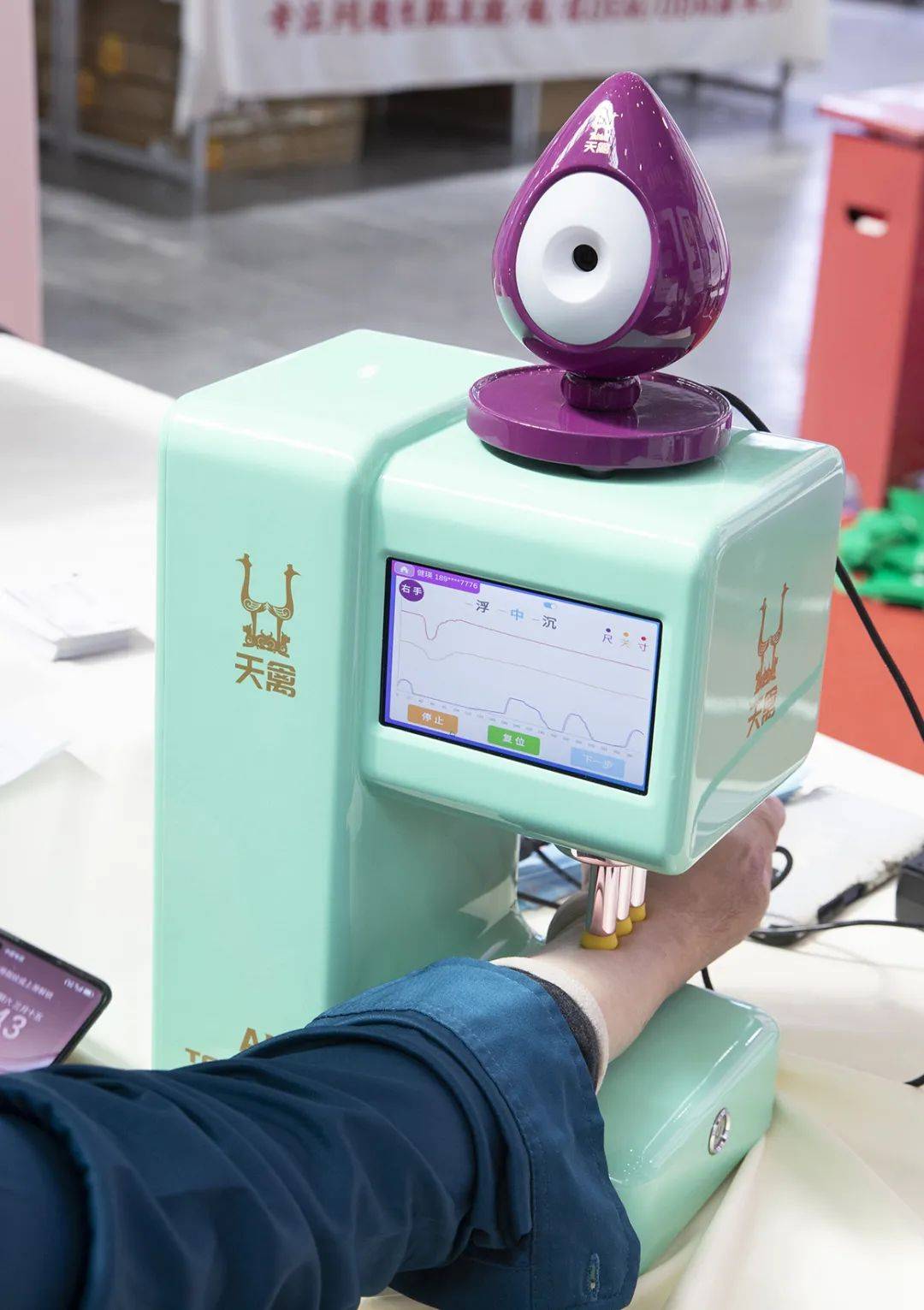 天禽ai人工智能中医脉诊仪:3分钟预见未来健康密码,让" 未病 " 不再