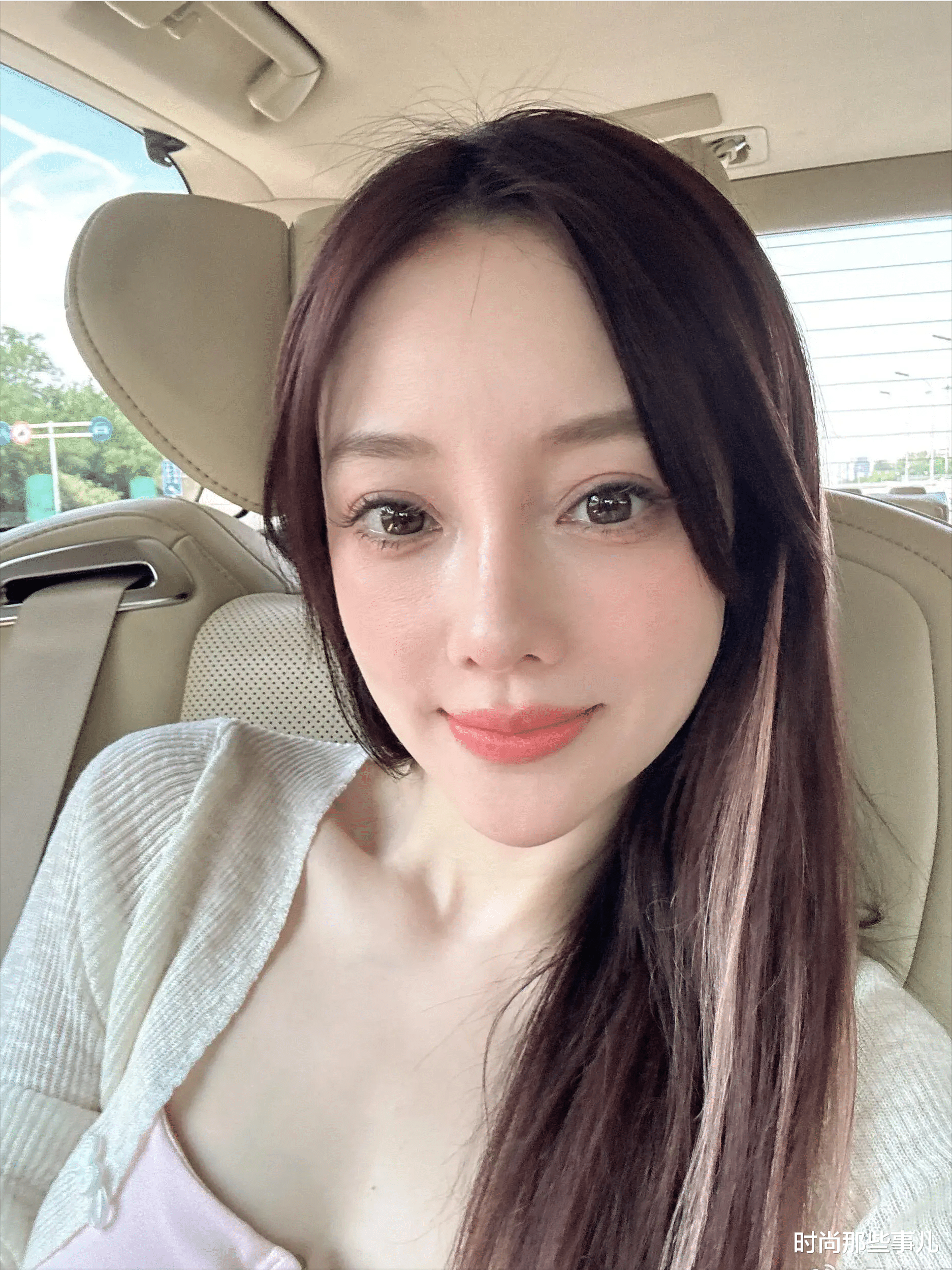 42岁李小璐逆龄如初,肌肤白皙透亮,紧致身材无惧近照!