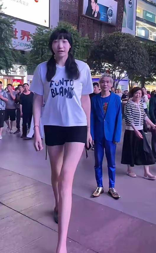 四川"女巨人"身高2.10米,和1.68米重庆小伙未婚先孕,如今怎样