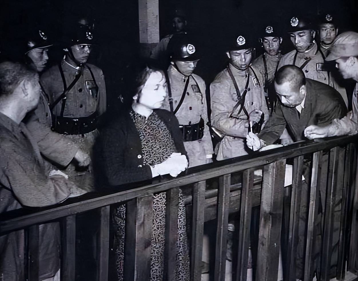 1948年,一女地下党被捕后请狱友大快朵颐:我家有几条街,放心吃