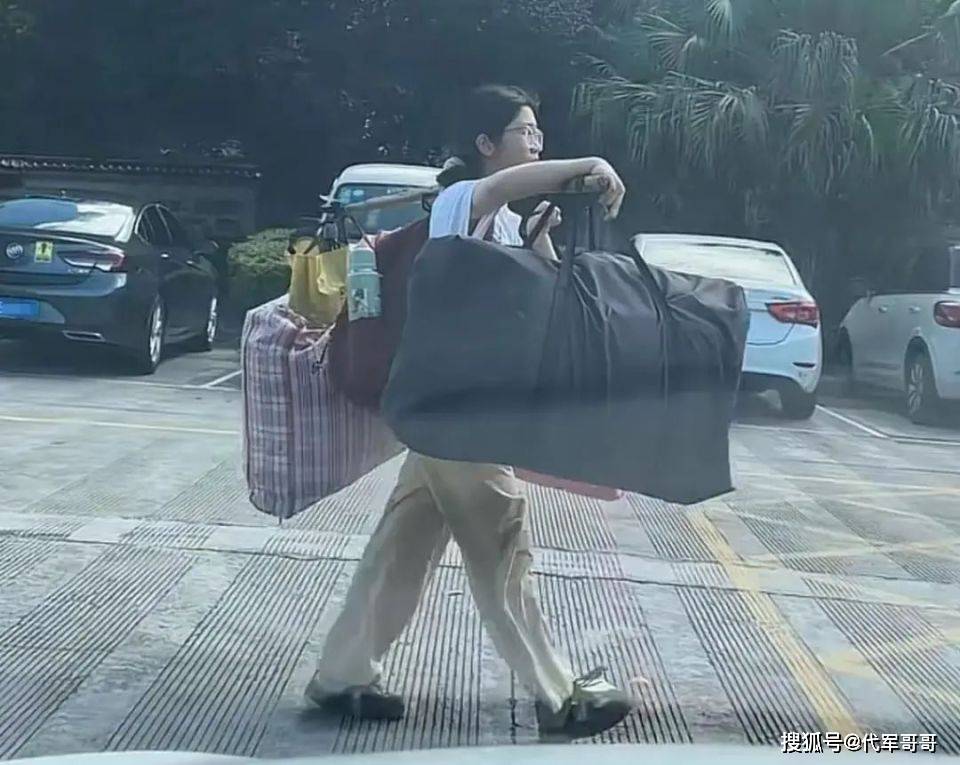 闭路电视上出现了“有肩