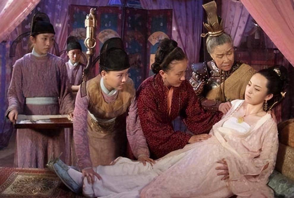 古代女子生娃,接生婆为何一直喊着要烧热水?了解后心疼古代女人