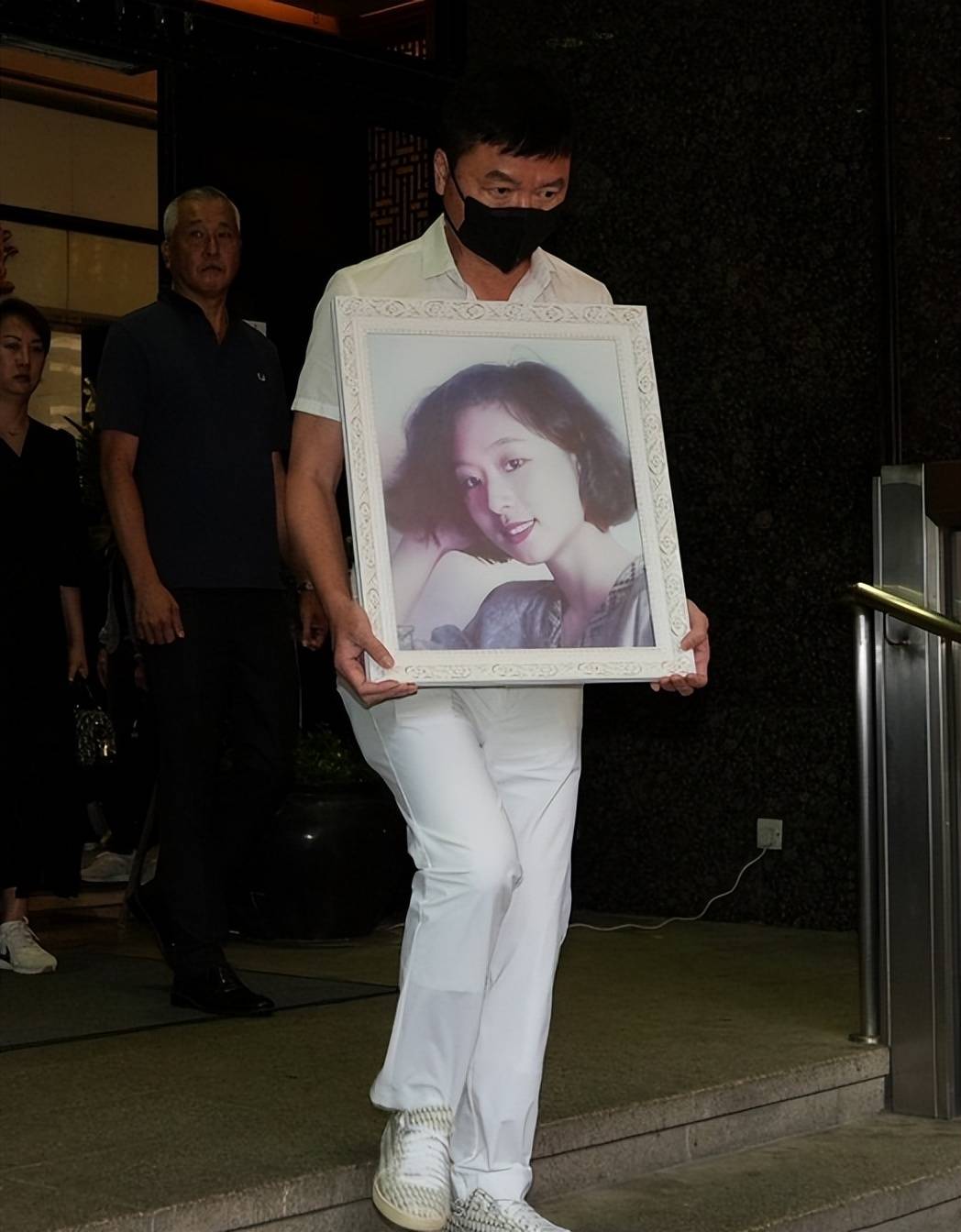 艾威为lisa举行葬礼,手捧亡妻遗照送别,伤心过度竟忘了带陪葬品