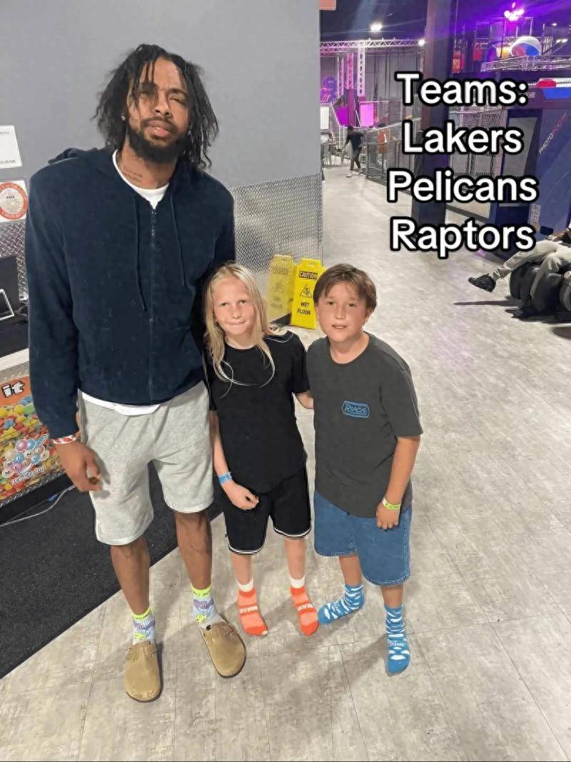 依旧潦草!网友晒出在球馆与英格拉姆的合照