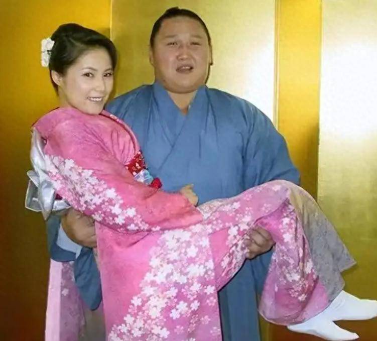 日本美女嫁给相扑手原因_相扑手的寿命_相扑手高收入吸引日本女性