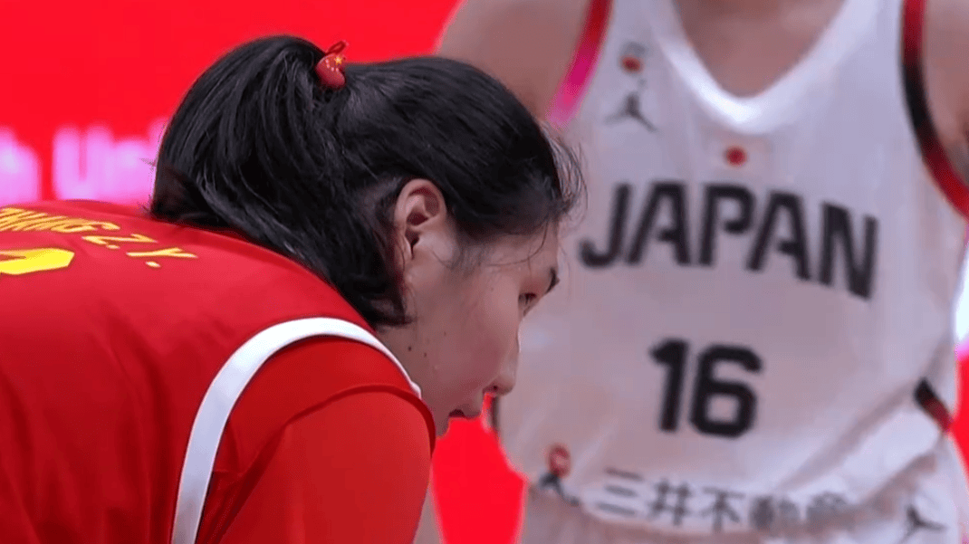 反转！中国女篮终结对日两连败，双塔合砍36+21，日本假摔暴露心虚