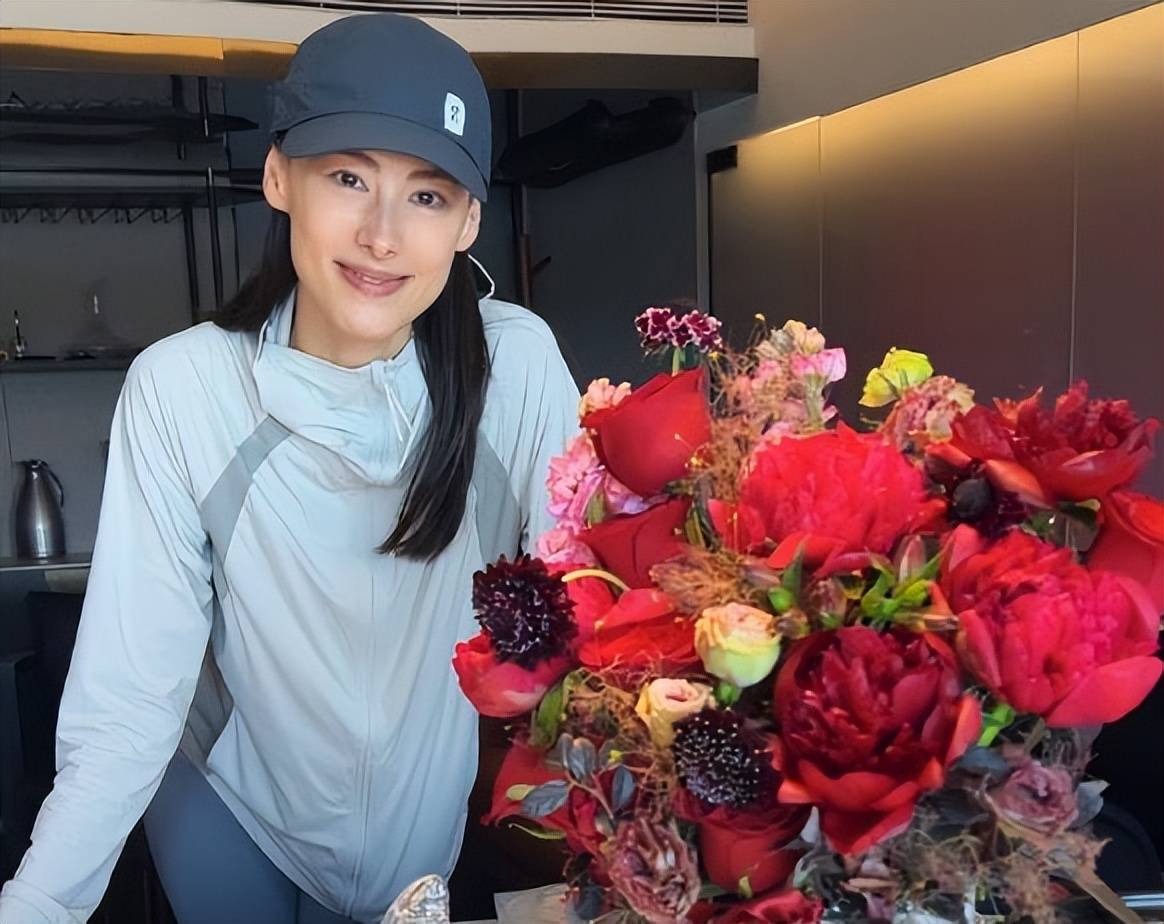 女性成长启示录_梁洛施两段恋情分析_梁洛施与男友十指紧扣现身机场