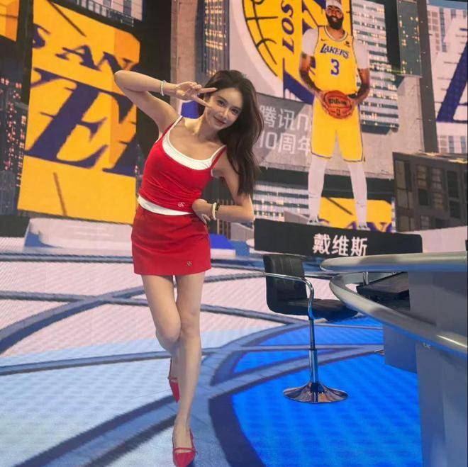 美娜复出解说nba被郭艾伦问懵了,网友质疑她就是花瓶一个!