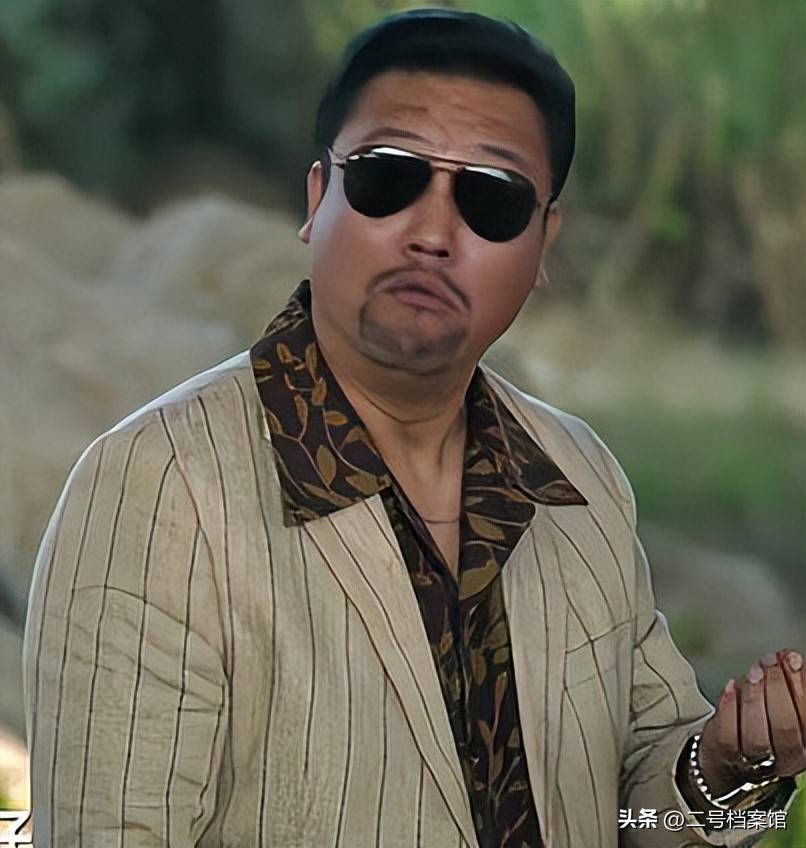 戏里戏外大反差,贾冰暴瘦亮相,和妻子合照差距惊人