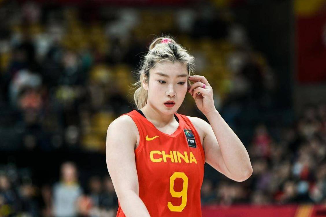 被现实淘汰！李梦落选非因宫鲁鸣，球权霸占+伤病困扰，女篮新体系没她位置