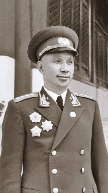 1958年粟裕大将被免职，陈赓力挺！背后