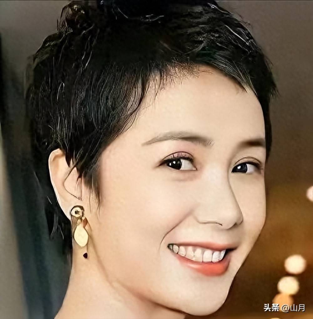 蒋雯丽现状曝光:低调定居英国,59岁容颜衰老,儿子遗传父亲长相?