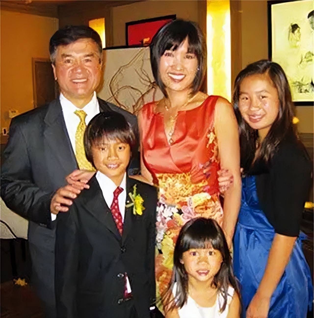 然而2017年,媒体爆出骆家辉与妻子李蒙已离婚,李蒙随后证实两人早在