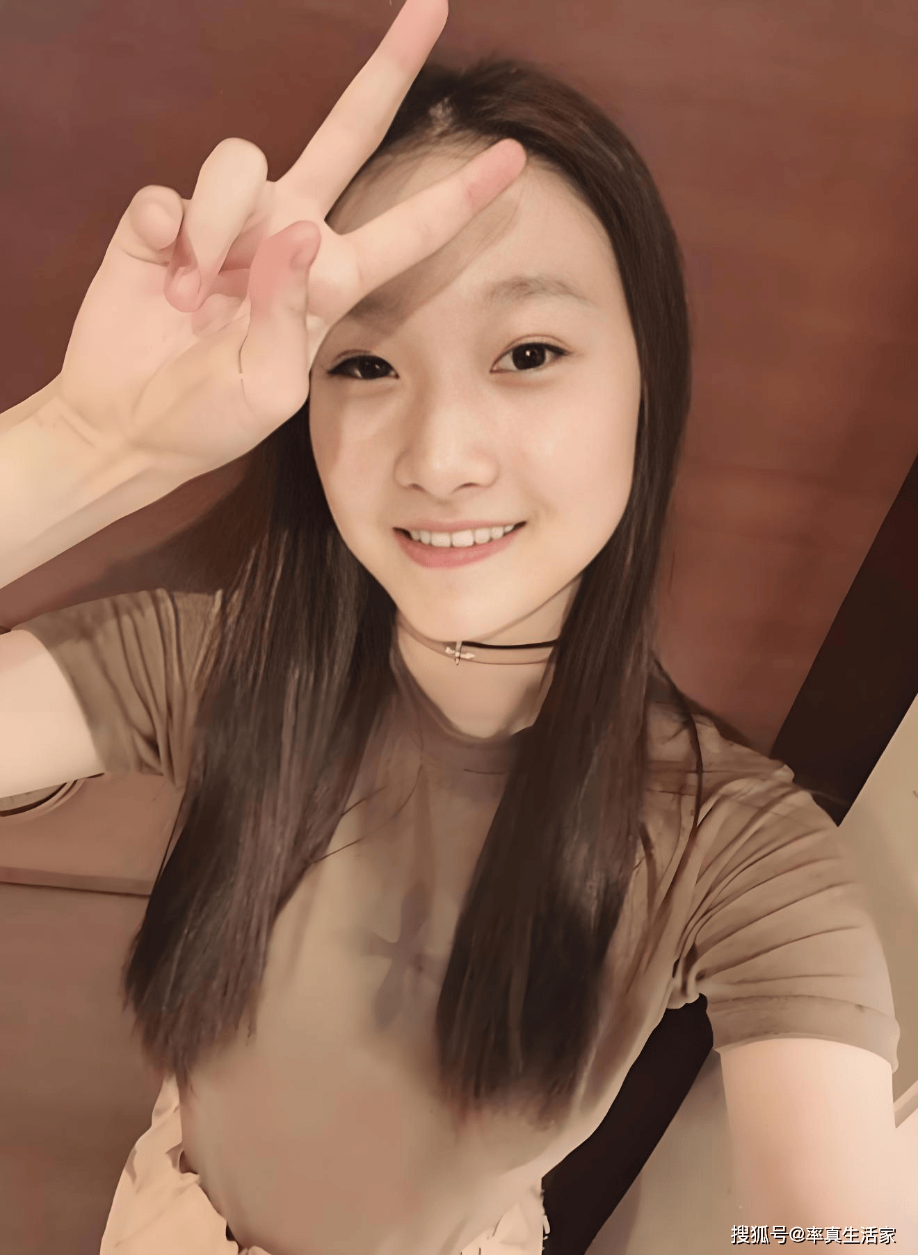 马伊琍文章女儿文君竹晒美照,笑容甜美眉清目秀,素颜比妈妈还美