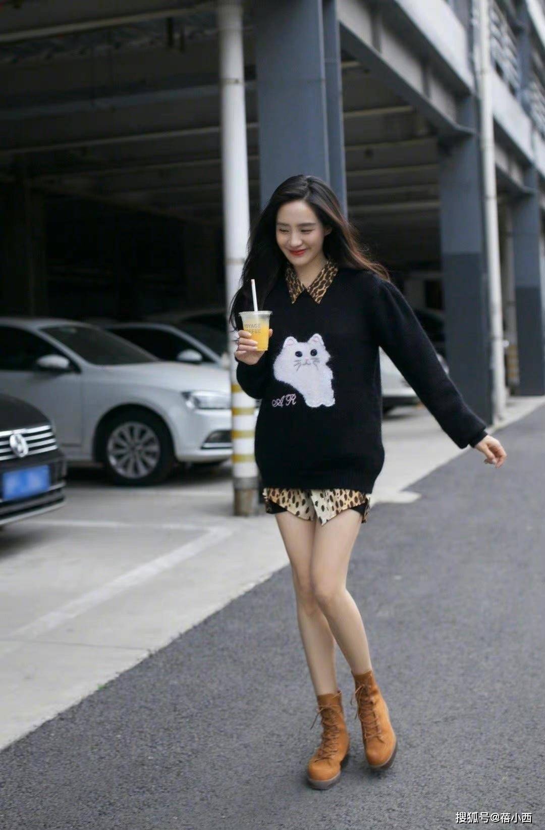 这真的是王智吗?穿毛衣配衬衫玩转下半身失踪筷子腿很吸睛