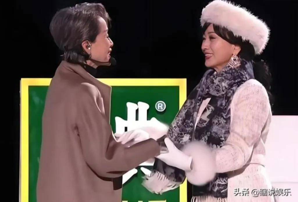 71岁赵雅芝凌晨三点手抖卖货，豪门贵妇形象崩塌？背后真相令人心酸_搜狐网