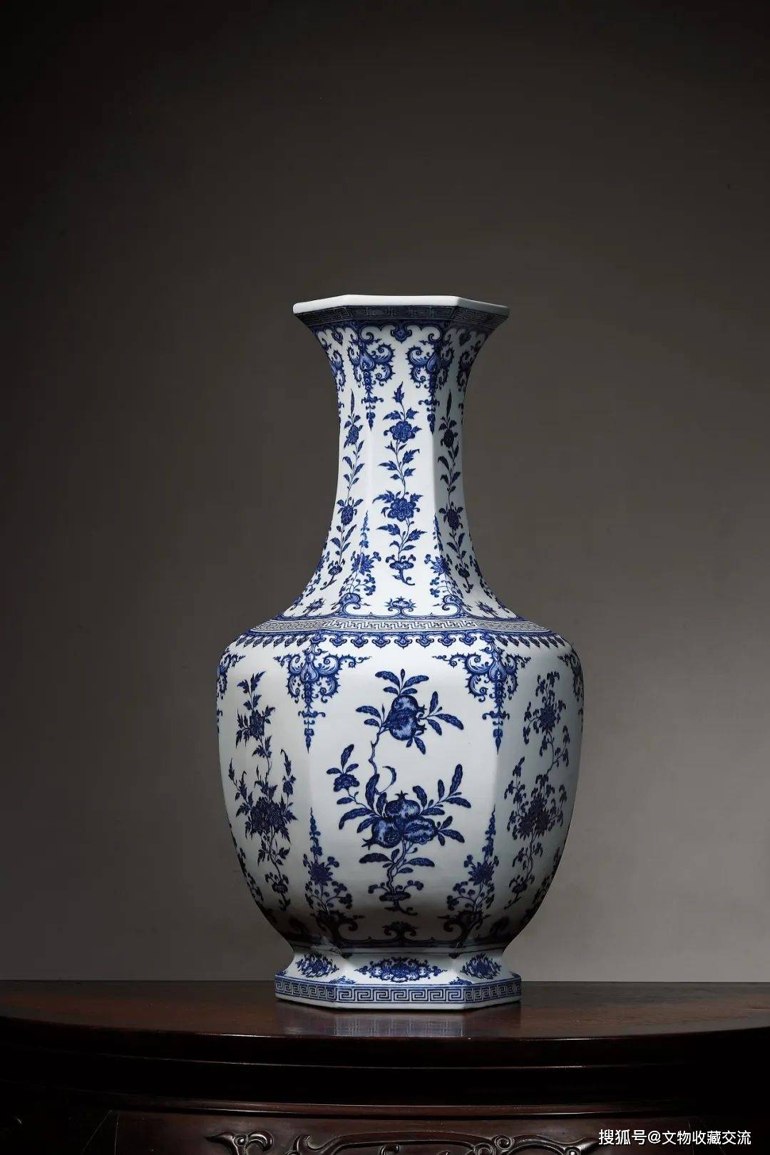 2025西泠春拍| 乾隆青花折枝花果纹六方大瓶领衔元明清青花瓷_纹饰_工艺