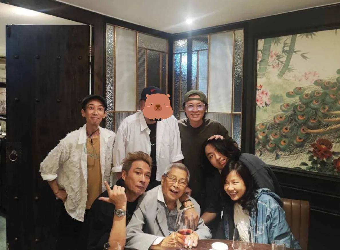近日,吴镇宇和老婆儿子一起参加聚会,和黄子华,周慧敏,张达明等港
