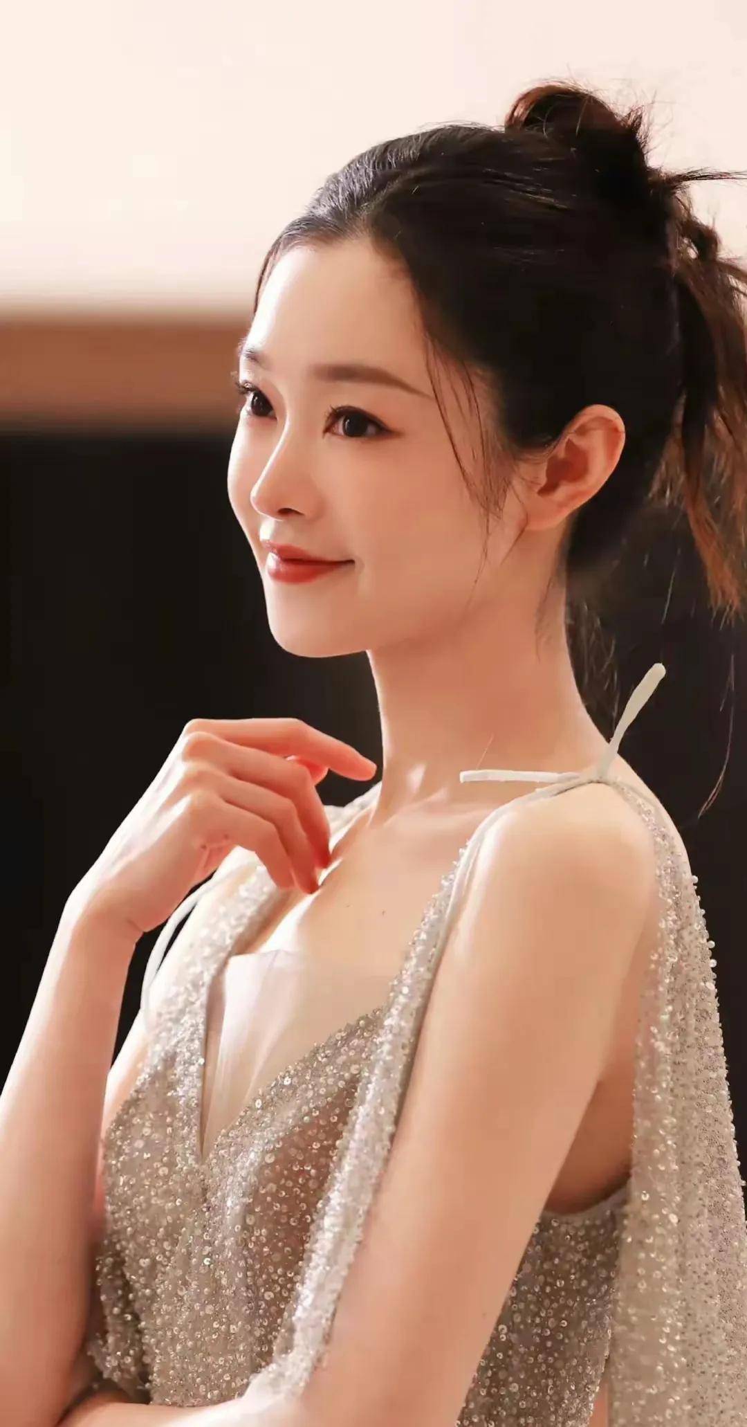 宋轶抹胸吊带裙惊艳红毯,薄纱欲隐欲现引发热议!