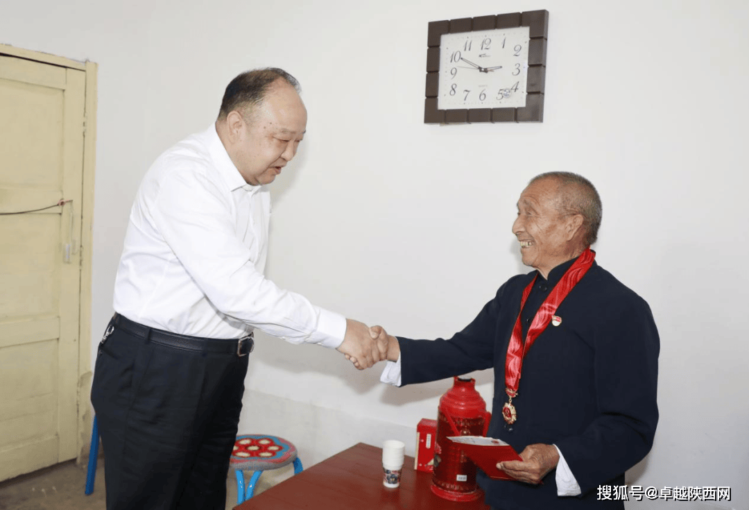 七一送暖!永寿县委书记王飞走访慰问老党员与困难党员