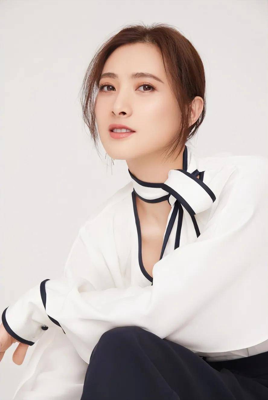 她和靳东分手,嫁父亲选的男人,45岁被宠成公主,究竟凭什么?