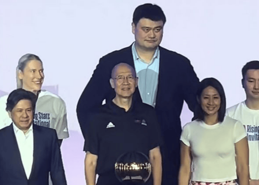 姚明400斤身材引劳伦偷瞄，17年再聚首，女篮美女仍难忘昔日情愫？