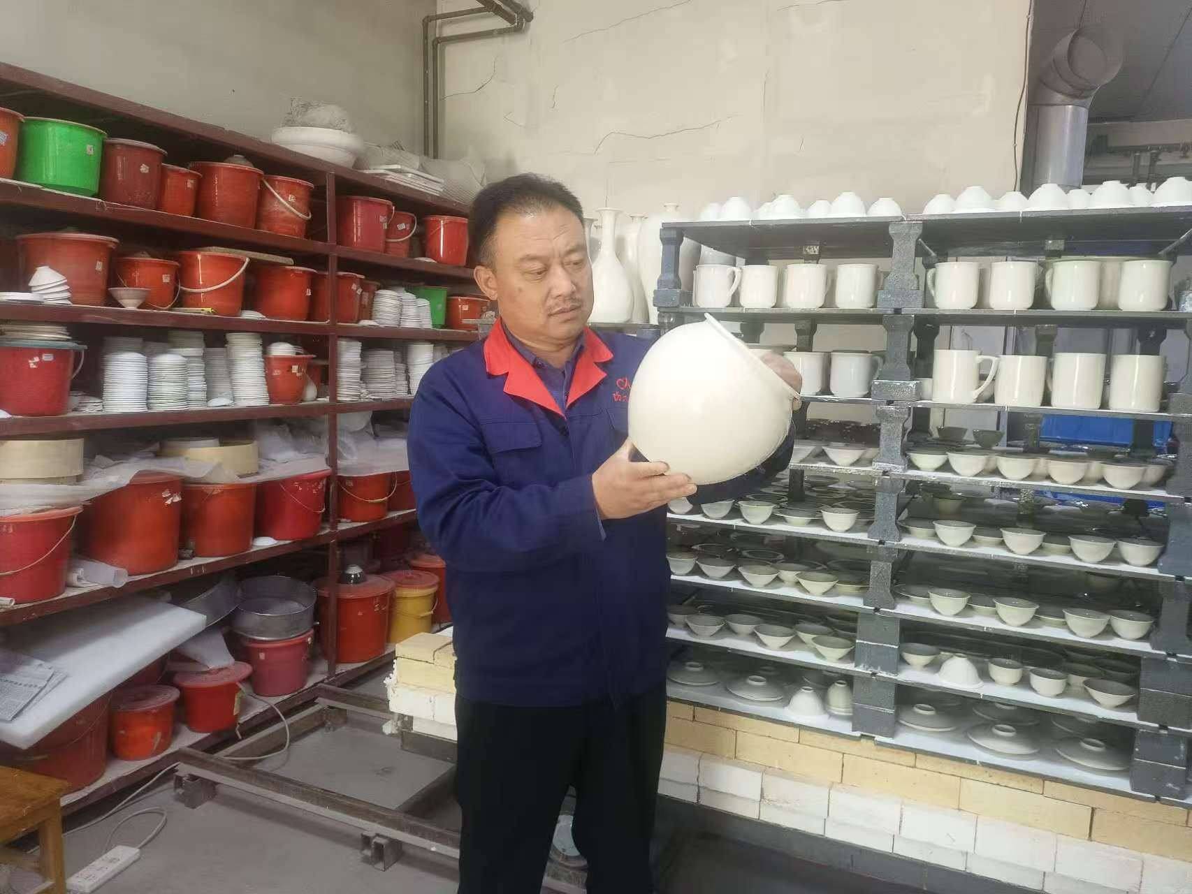 从普通工人到定瓷原料专家的蝶变_--记河北省工艺美术大师、河北省非物质文化传承人王淑昌 图1