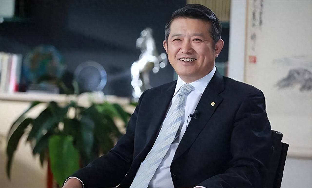 湖北男人,35岁放弃铁饭碗,下海卖保险,65岁身家950亿