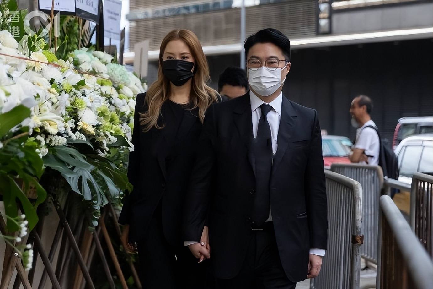 何柱国举行葬礼!霍震霆,林建岳等人为其扶灵,李家诚也到场吊唁